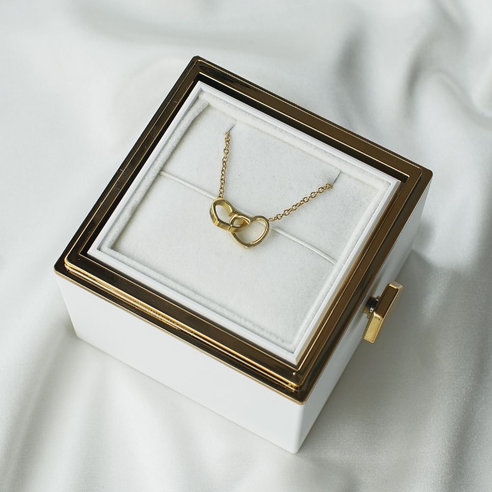 Collar de corazones entrelazados con caja Forever Rose blanca