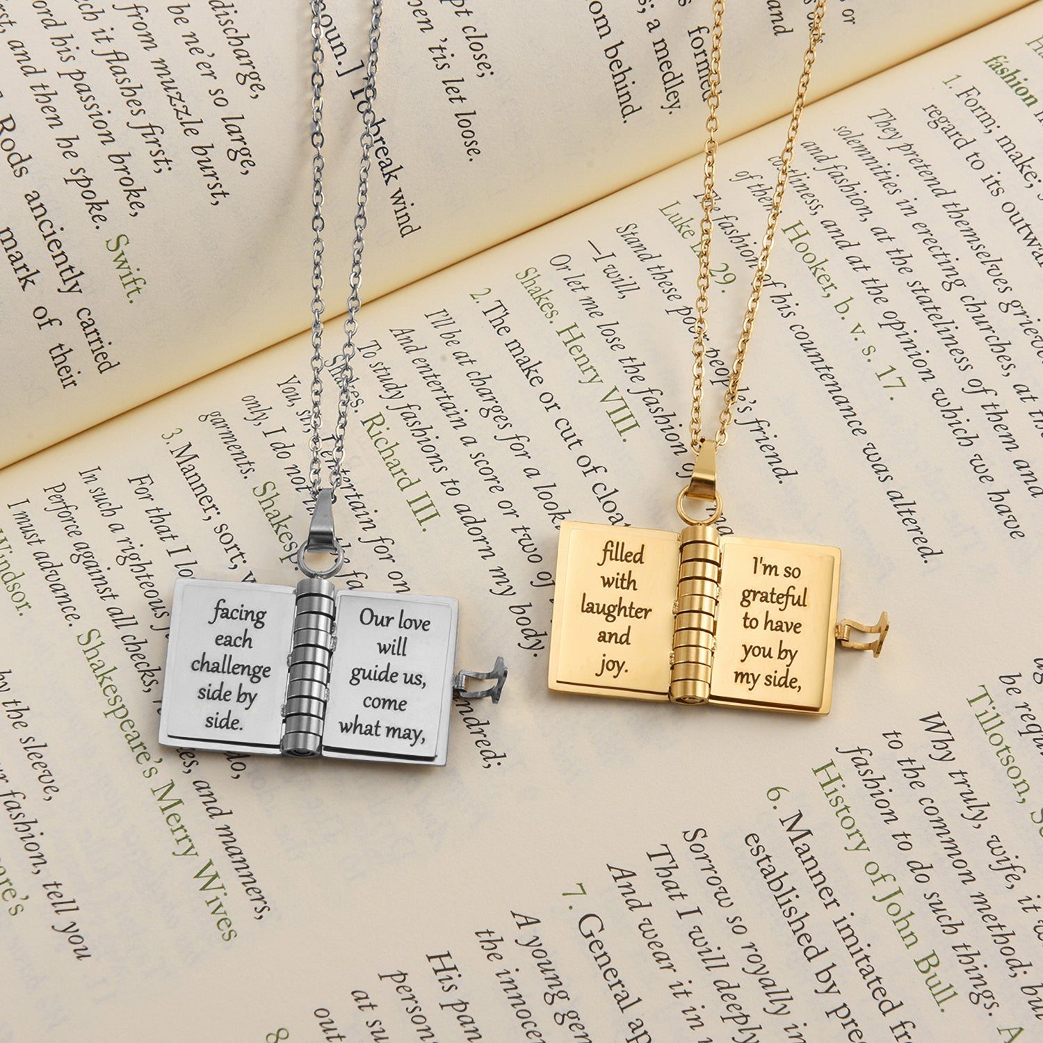 Collar con cuaderno grabado "Nuestra historia de amor"