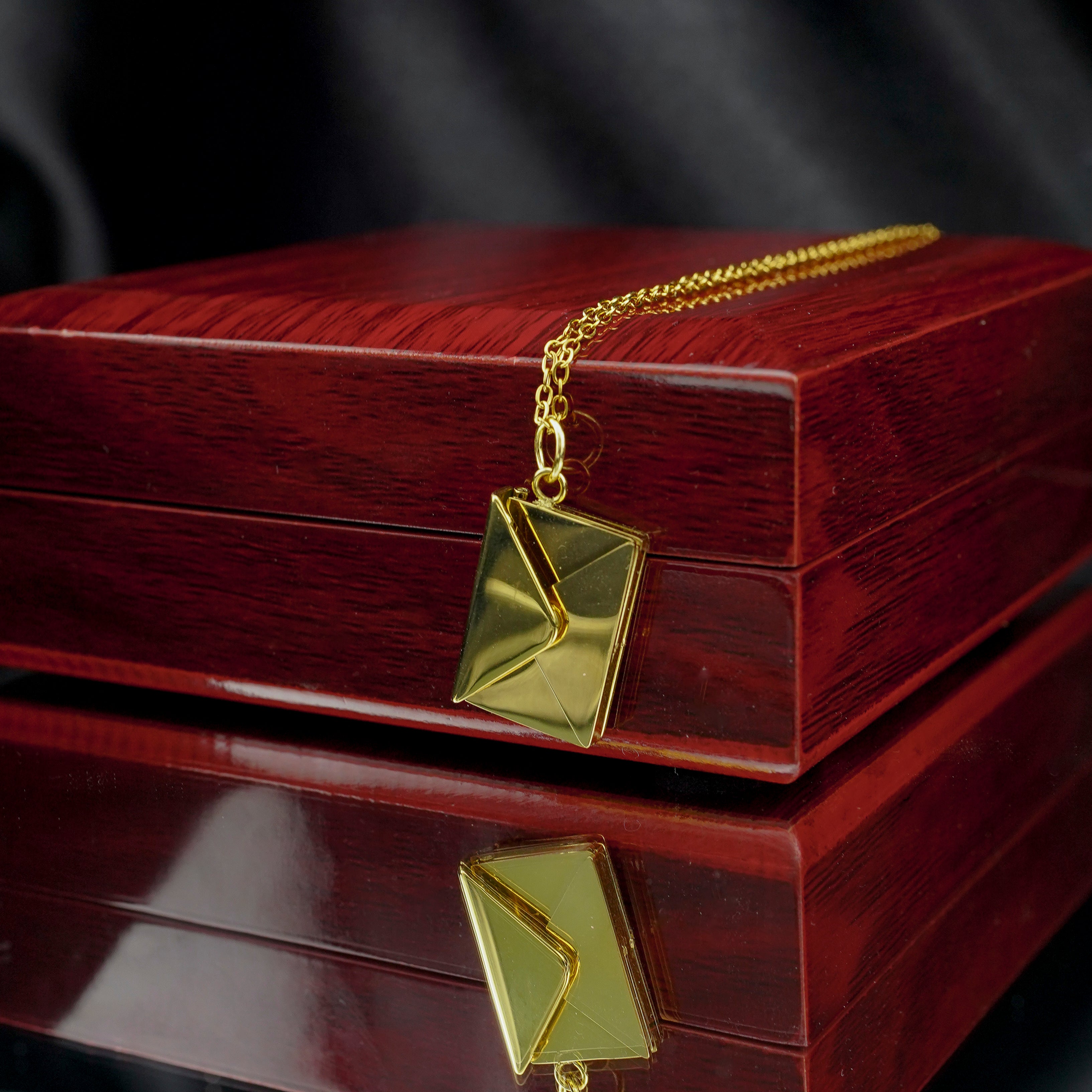 Collar grabado "Secret Love Note" en una lujosa caja LED
