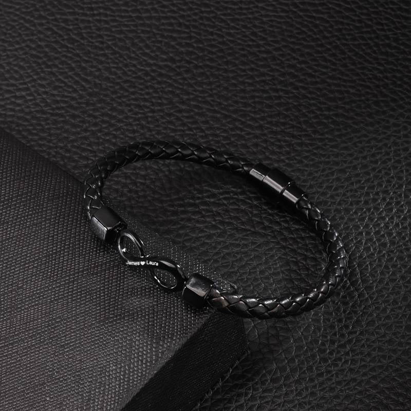 "Para mi hombre": pulsera grabada con nombres de amor infinito