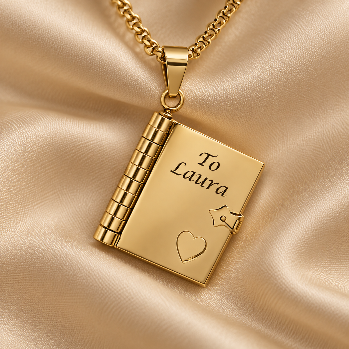 Collar con cuaderno grabado "Nuestra historia de amor"