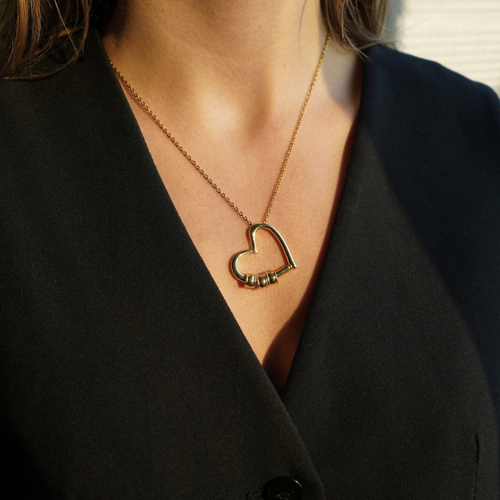 El corazón de nuestra familia: collar personalizado y caja LED de lujo