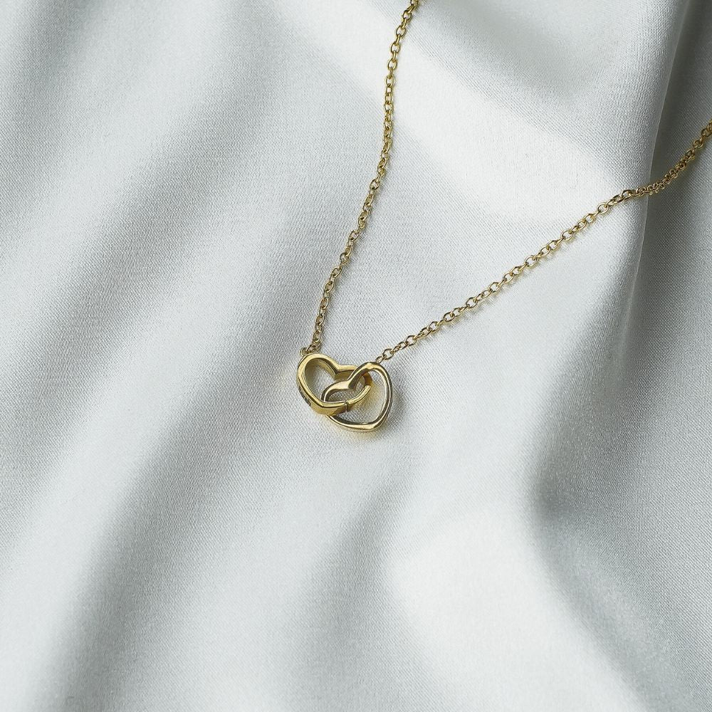 Collar grabado "Dos corazones, un amor" en una lujosa caja de regalo