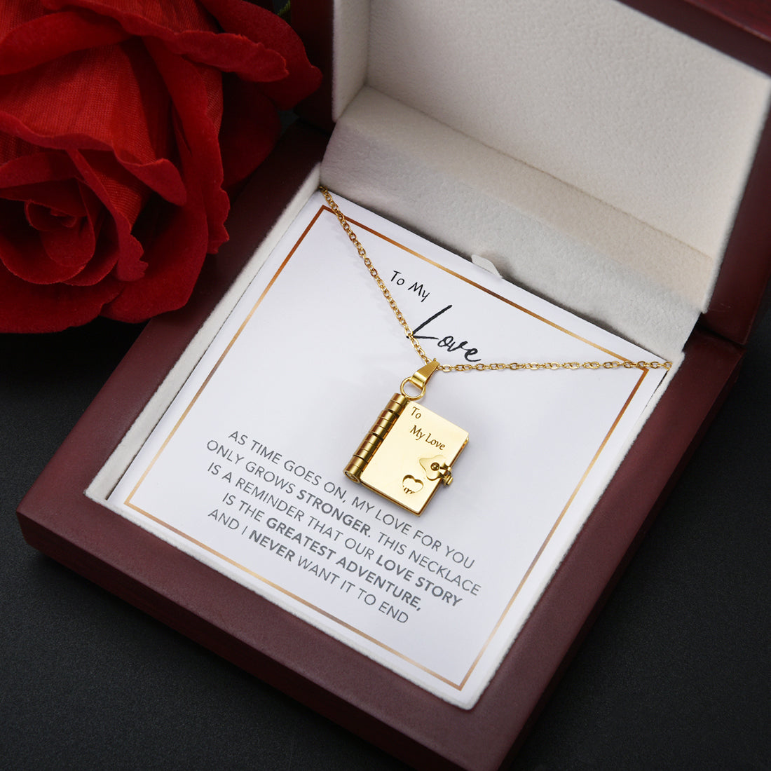 Collar con cuaderno grabado "Nuestra historia de amor"