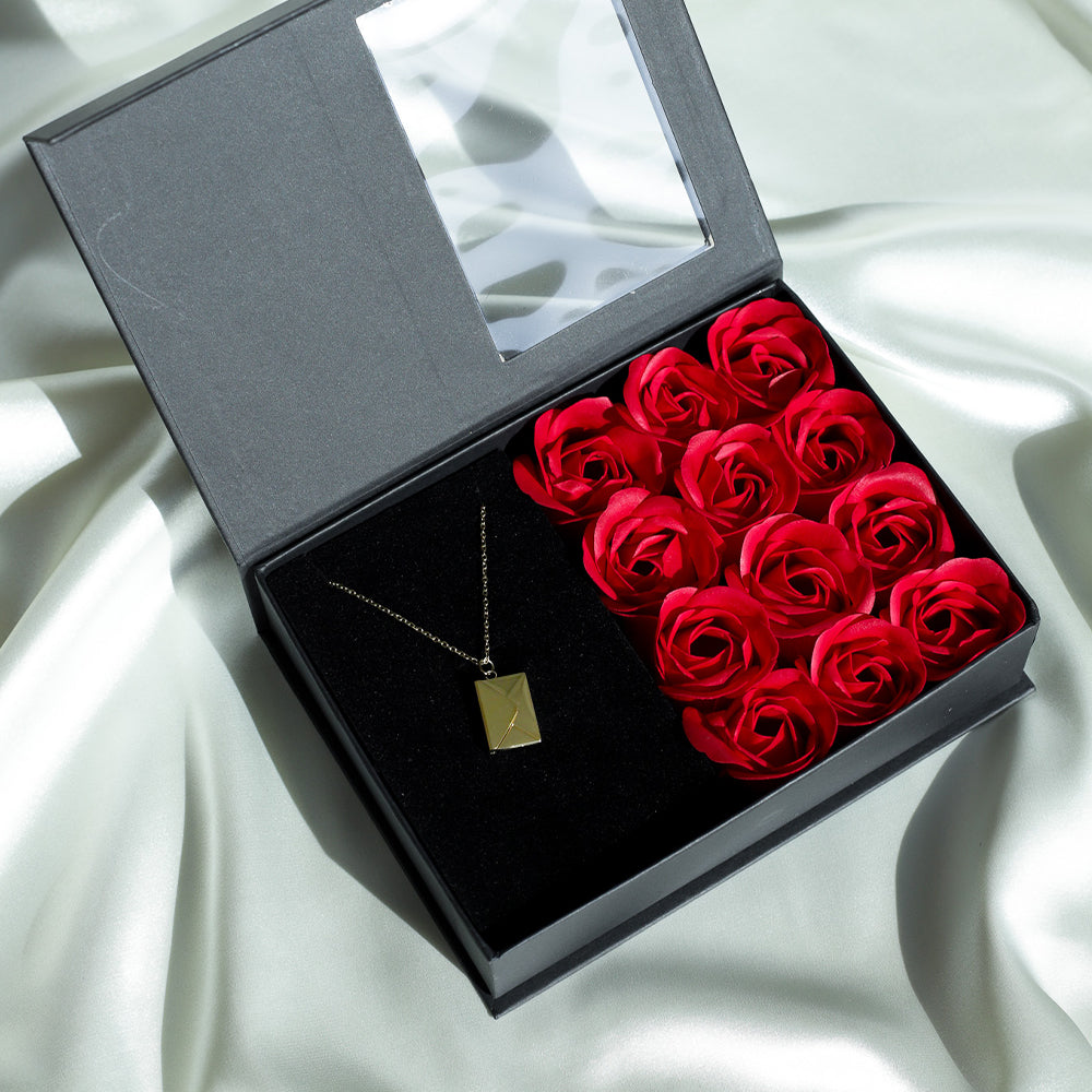 Collar con carta de amor: set de regalo con una docena de rosas 