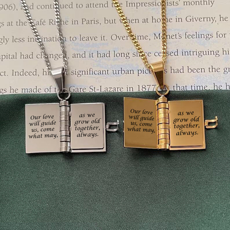 Collar con cuaderno grabado "Nuestra historia de amor"