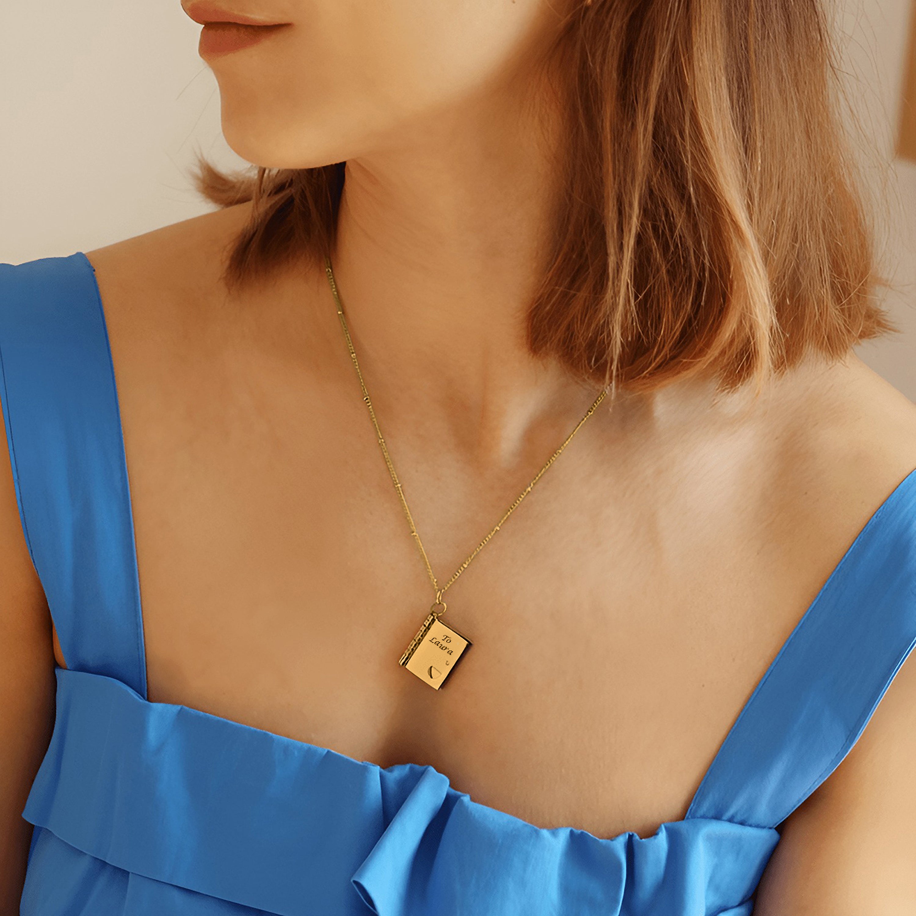 Collar con cuaderno grabado "Nuestra historia de amor"