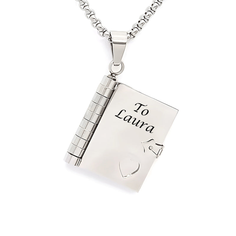 Collar con cuaderno grabado "Nuestra historia de amor"