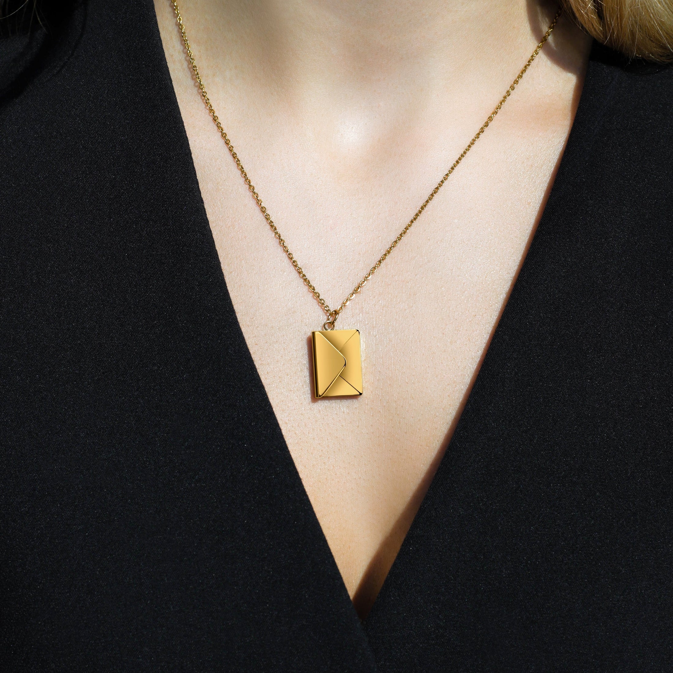 Promesa eterna: collar con carta de amor y rosa eterna 
