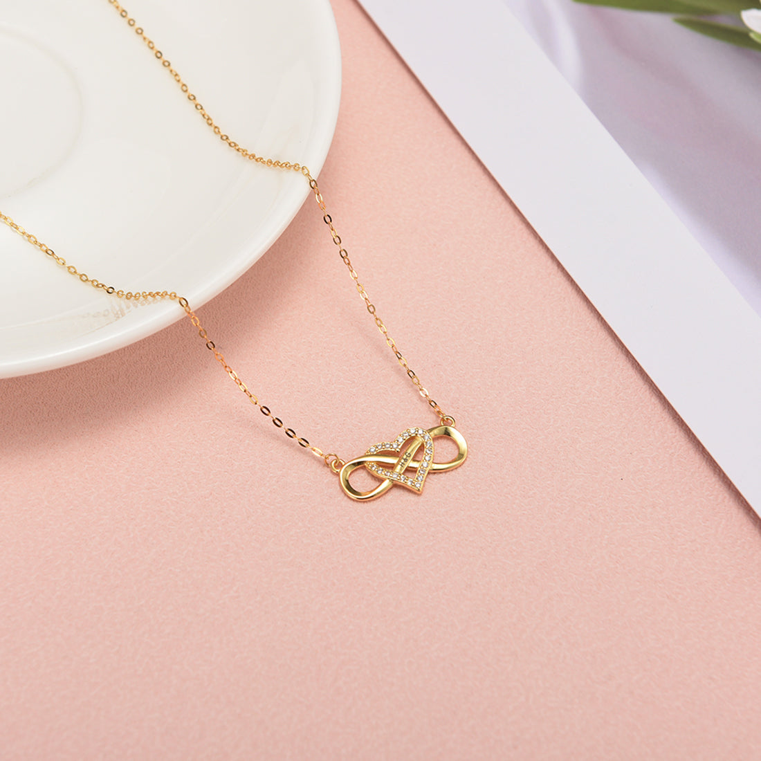 Amor eterno: collar personalizado con corazón infinito y caja de regalo con luz LED 