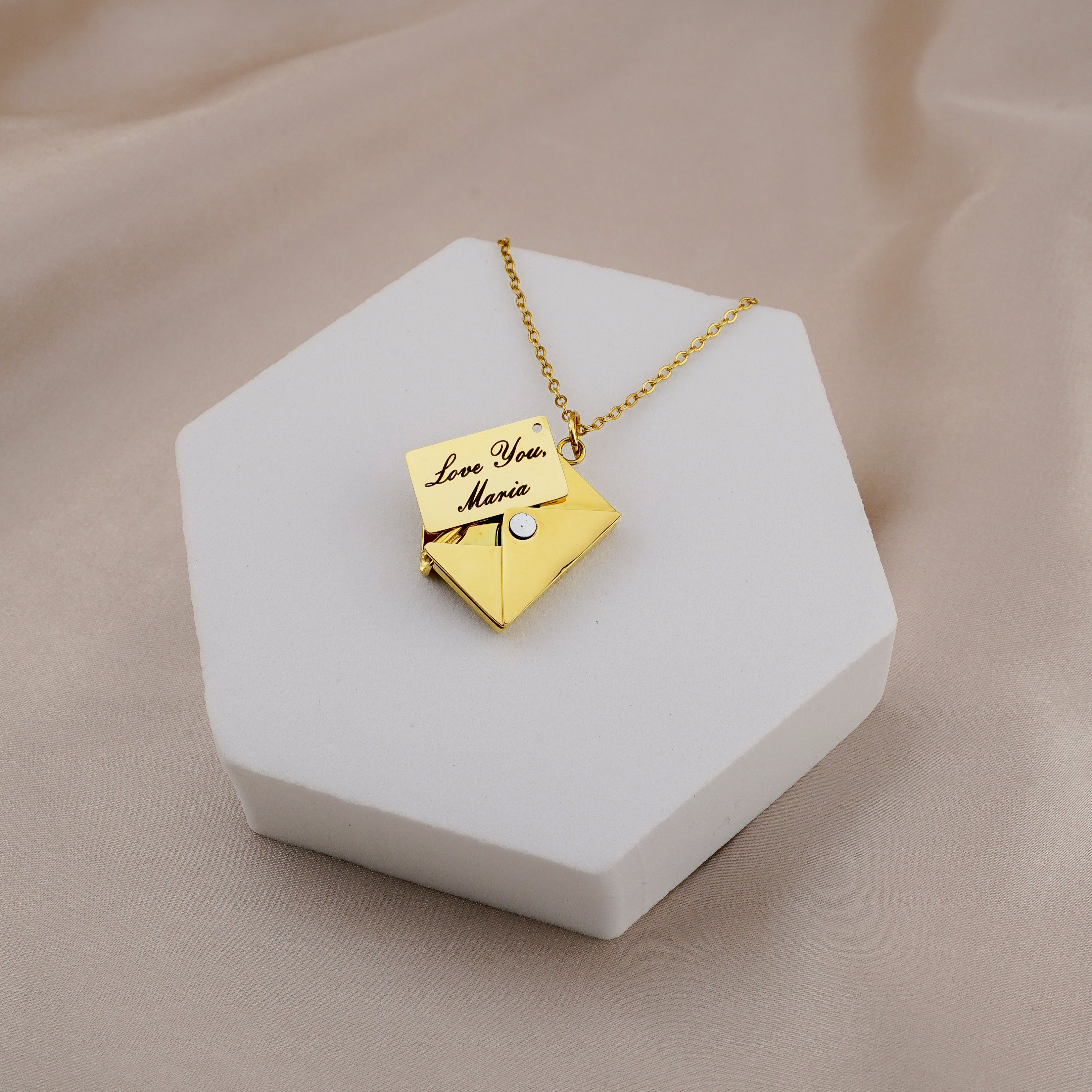 Collar grabado "Secret Love Note" en una lujosa caja LED
