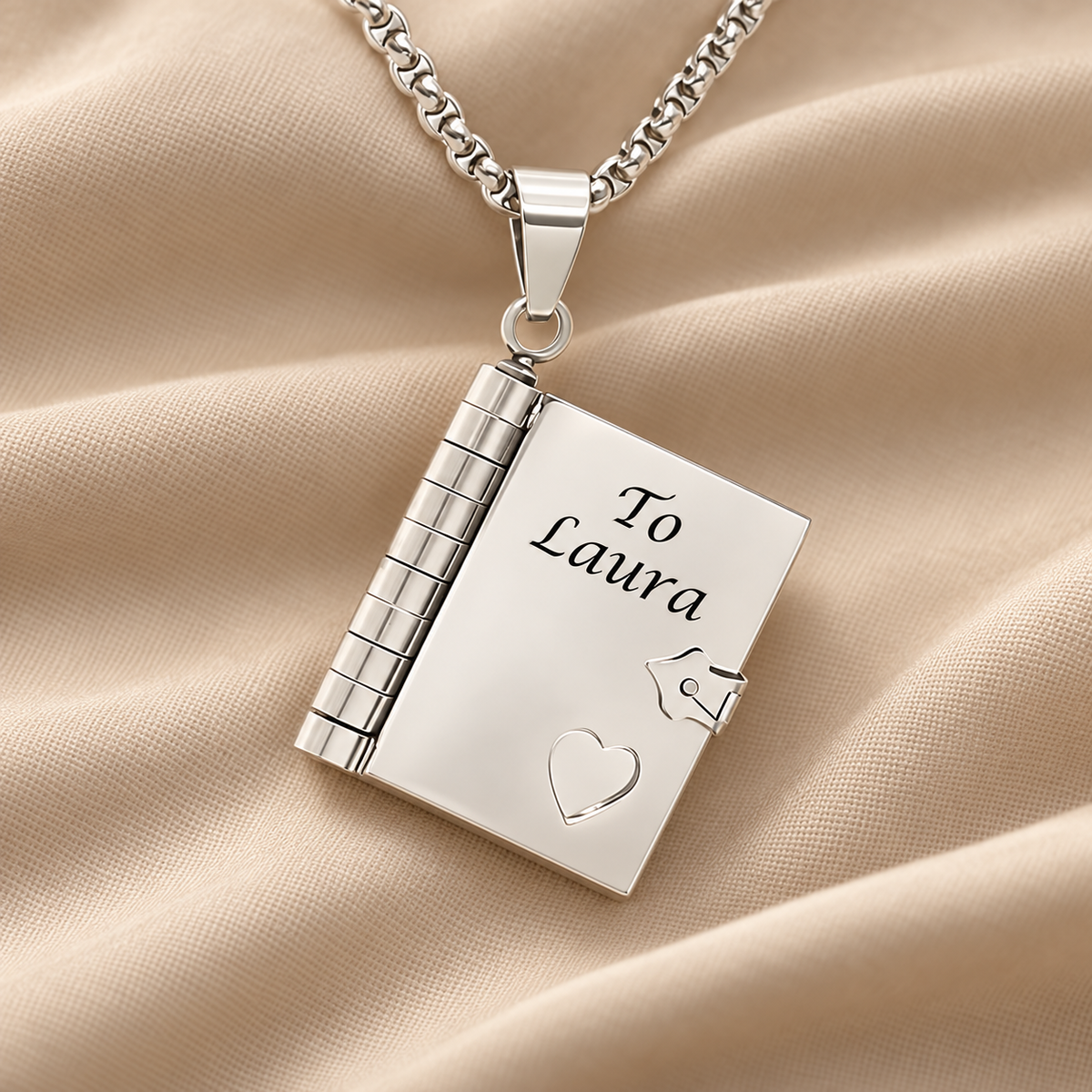 Collar con cuaderno grabado "Nuestra historia de amor"